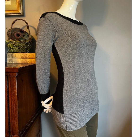 PattyBoutik : grey & black colorblock boatneck sweater - Picture 3 of 15